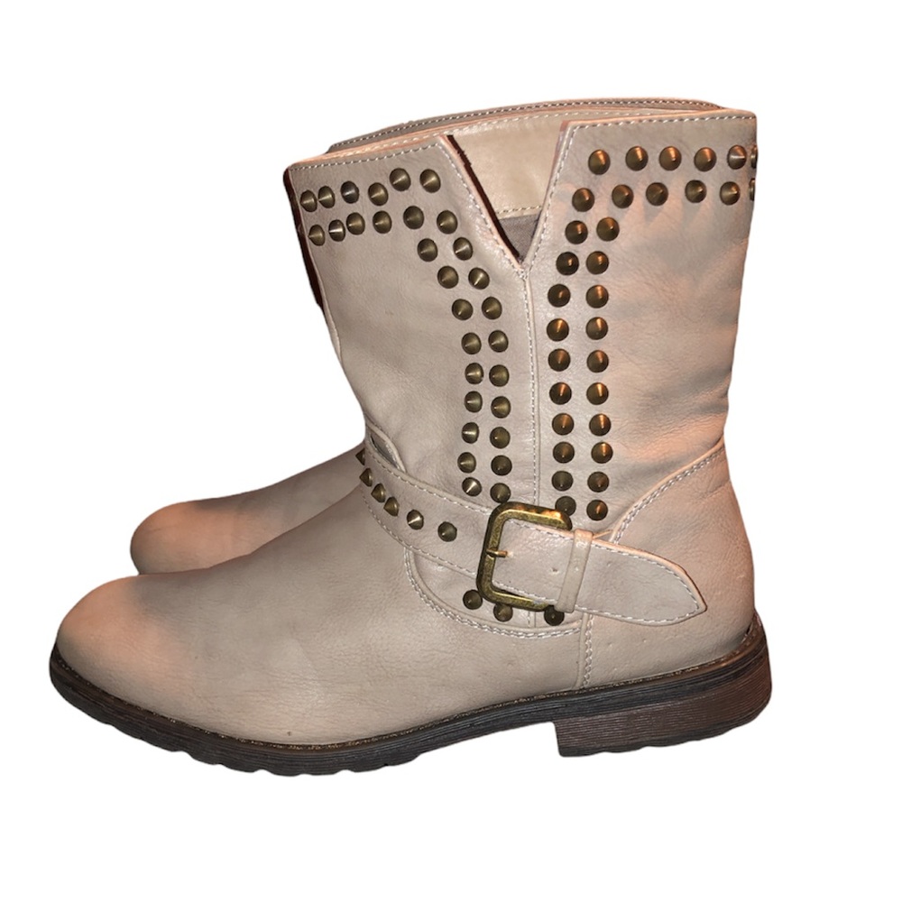 Boots Charlatte Russo size 8 tan with metal studs in good condition very stylish